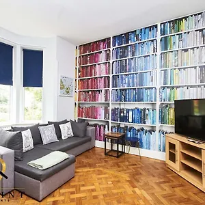 Onpoint Apartments-large House Near Centre With Bar! Holiday home Nottingham