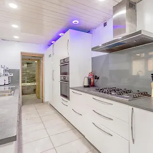 Luxury 4 Bed House With Jacuzzi, We Take Deposits Holiday home Birmingham