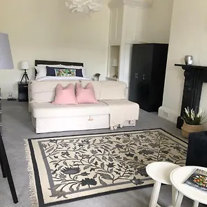 Apartment Grosvenor Place Spacious Studio, Bath